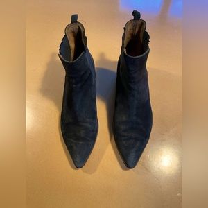 Pointy toe suede booties